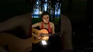 Красивая девушка поёт под гитару.