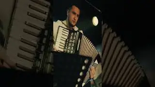 Парень круто играет на аккордеоне