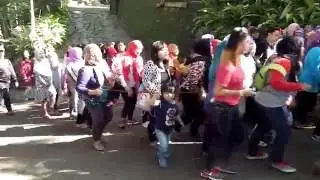 BERBONDONG MAU MURAK TUMPENG DI DESA CIBURIAL BANDUNG-dedy gondewa