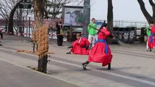 Show of Korean Warriors at N Tower - Pokaz wojowników koreańskich w pobliżu Wieży N Tower
