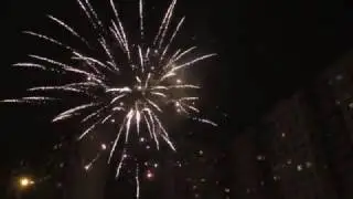 Запуск фейерверка во дворе жилого дома
