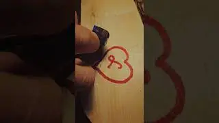 Девушка режет дерево и забирает деревянную сумку