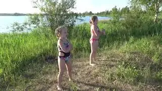 Красивый танец на берегу.
