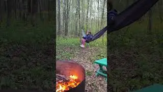 Семья живет в лесу. Строит необычный дом.