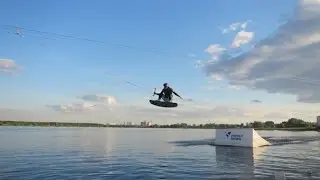 Wakeboarding: как сделать FS180 с кикера