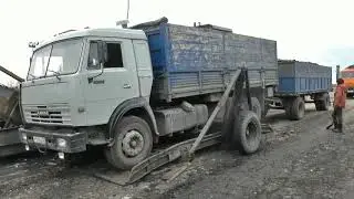 РУССКИЙ ГРУЗОВИК КАМАЗ))НА СБОРЕ УРОЖАЯ СВЕКЛЫ в поле.ТЕХНИКА и ЛЮДИ в РАБОТЕ