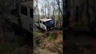 ПСИХ на Ниссан Атлас взрывает речушку на 35 Maxxis M8060 Trepador