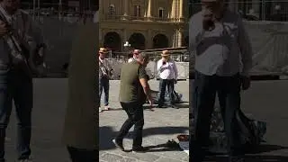 Итальянские деды зажгли. Уличные музыканты во Флоренции