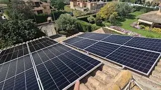 Paneles solares en tres grupos