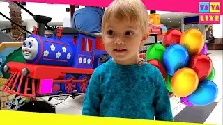 Таюша гуляет в торговом центре и катается на паровозике.