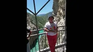 Пещера Нохъо и кофейне в скале в Дагестане