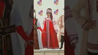 В кокошнике и сарафане!