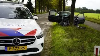 Auto botst op boom op N919 Weperpolder