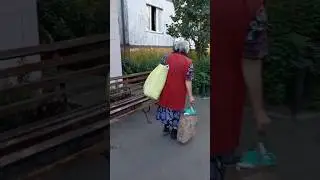 Бабулька собирает вторсырьё #борщаговка #украина #киев