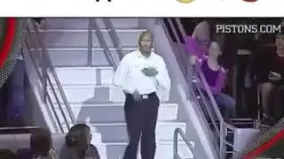 Охранник очень красиво танцует на стадионе