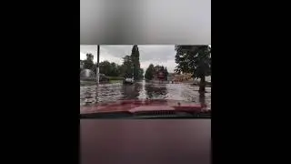 Мерс заглох в воде  