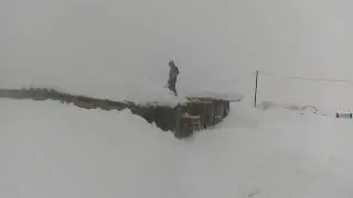 Рекордный год по снегу. Чистим крыши, чтобы не поехали))
