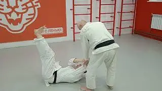 На опережение и жесткий захват.