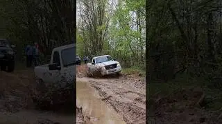 Шок контент старый Форд пикап на заднем приводе с женщиной за рулем по бездорожью 