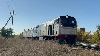 ТЭП33А-0032 с поездом Шар-Семей, следует на станцию 