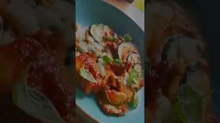 Быстрый и Вкусный Вегетарианский Обед: Бататы + кабачки с томатным соусом и сыром. Рецепт в описании