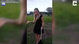 Хрупкая девушка ловит питона