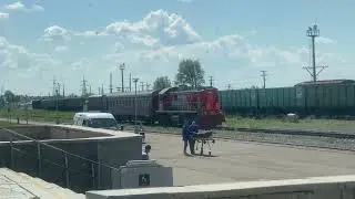 Тепловоз ТЭМ18дм со служебным поездом
