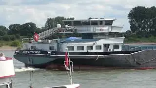 Rheinschiffe bei Xanten im Juli 2024