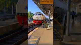 Kereta api pengangkut balas masuk stasiun Tulungagung