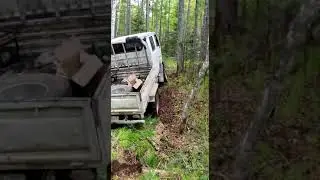 2 Ниссан Атлас на мостах сафари едет по заброшеной УЖД(сделали мини мост пробуем ехать.