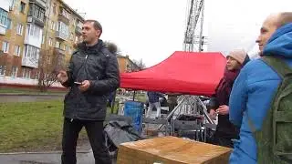 Провокатор обещает забросать Навального тухлыми помидорами на встрече в Кемерово.