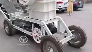 Mobile jaw crusher with conveyor #jawcrusher #stonecrusher #mobilecrusher #conveyorbelt