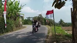 Hunting Video Footage dan Foto di Jalanan Pedesaan dengan Pemandangan Alam