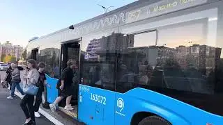 Автобус НефАЗ-5290-40-52 следует по маршруту 957 ”м. Марьино - м. Марьино(Южный Вход)”