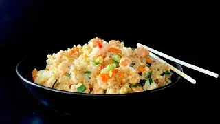 Жареный рис с креветками