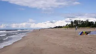 Берег моря, пляж и палатка. Балтийское море. Поселок Янтарный, пляж, 19 июля 2021 г.