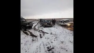 Зимняя покатушка Нива 3д и Злой УАЗ в снегу