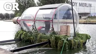 Se encierra en botella gigante en plenos JO