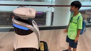 Ayaan talking to a robot 🤖