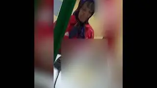 Кассир и бабушка в аптеке пытаются вместе посчитать сдачу