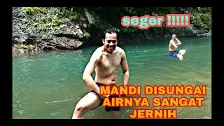 Mandi di sungai airnya sangat jernih