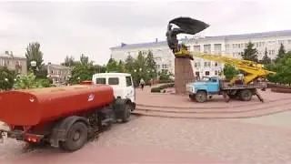 В Бердянске впервые за много лет моют городские памятники