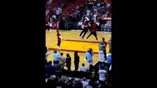 Lebron James sick pre-game dunk (24 02 2013)