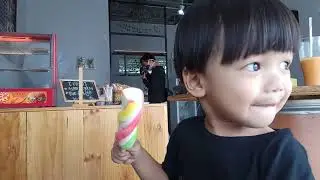 Main di kedai Inti Boemi sambil nunggu photoshoot