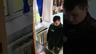 Алексей Шерстобитов на коленях перед иконой в молитвах  