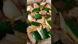 На ужин маринованные крылышки и цукини в духовке 👍