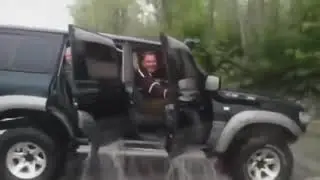 Мужики спокойно рыбачили, сидя в лодке  Внезапно они заметили в воде нечто стран