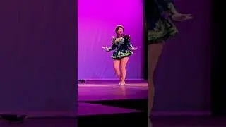 Hermosa coreografía de mujer caporal