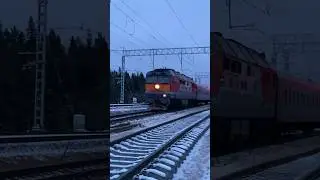 ТЭП70-0366 с очень приветливой бригадой подъезжает к станции Кодино!
