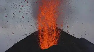 Vulcão Stromboli entra em erupção e da Espetáculo na Itália